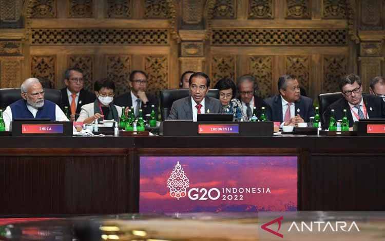 Presiden Joko Widodo (tengah) menyampaikan pandangannya dalam Working Session 3 KTT G20 Indonesia 2022 di Nusa Dua, Bali, Rabu (16/11/2022). ANTARA FOTO/Media Center G20 Indonesia/Zabur Karuru/aww.