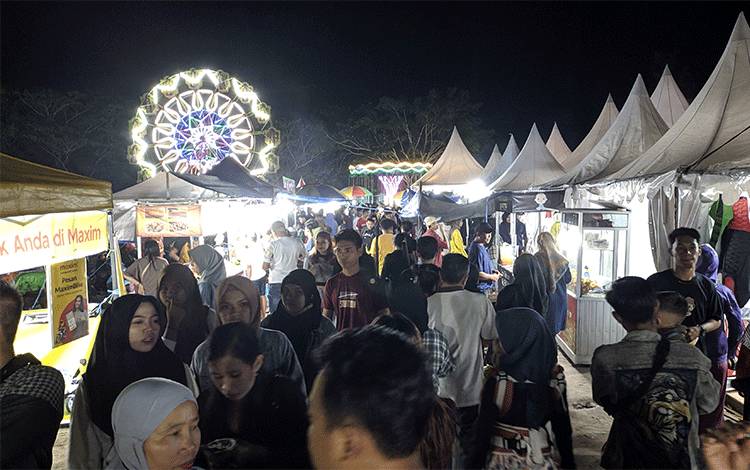 Pengunjung penuhi areal Sampit Trade Expo di malam penutupan kegiatan tersebut, Rabu, 16 November 2022.