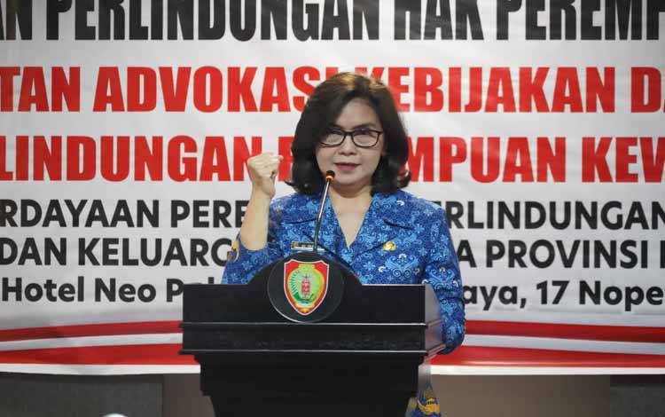 Kepala DP3APPKB Provinsi Kalteng Linae Victoria Aden saat menyampaikan laporan sosialisasi kebijakan perlindungan hak perempuan untuk meningkatkan komitmen pemerintah. (FOTO: IST)