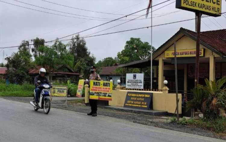Personel Polsek Kapuas Hilir saat berikan imbauan kepada pengendara melintas di Jalan Trans Kalimantan pada Kamis, 17 November 2022. (FOTO: IST)