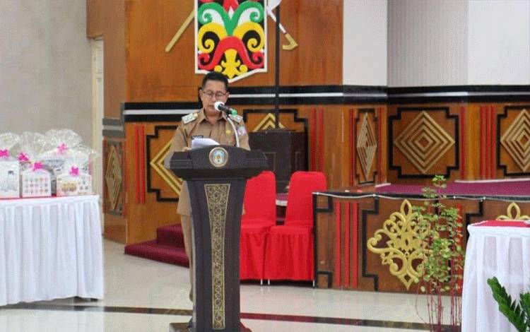 Wakil Bupati Murung Raya Rejikinoor saat menyampaikan sambutan pada rapat koordinasi lintas Sektor yang digelar oleh Dinas Kesesatan Murung Raya. (Foto Trisno)