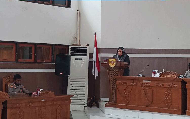 Juru bicara Fraksi Partai Golkar DPRD Gunung Mas Siti Hilmiah paparkan pandangan fraksinya di rapat paripurna. (FOTO: RISKA YULYANA)