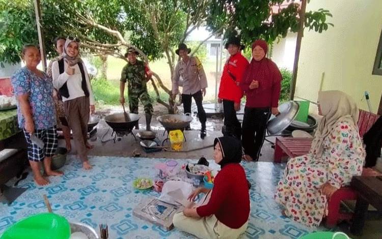 Aktivitas warga terdampak banjir di Kelurahan Marang. Mereka memasak di dapur umum untuk sarapan pagi dan makan siang. (FOTO: YULIATI NINGSIH)