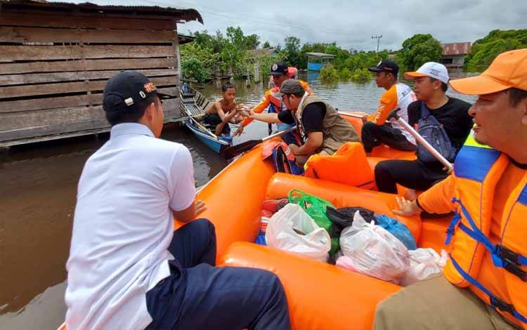 Relawan PKS saat membagikan makanan siap saji kepada warga terdampak banjir di Kelurahan Petuk Ketimpun, Jumat, 18 November 2022