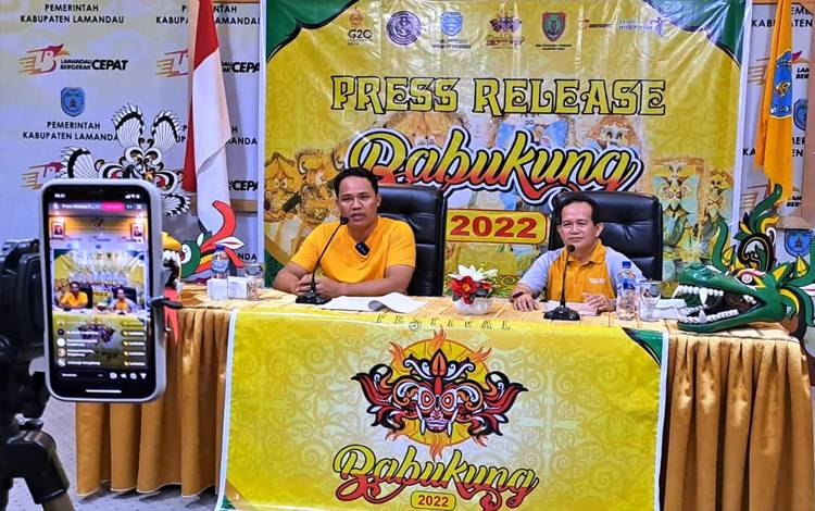 Bupati Lamandau Hendra Lesmana didampingi Kepala Dinas Pariwisata setempat menggelar Press Release terkait penyelenggaraan Festival Babukung 2022. (FOTO : HENDI NURFALAH)