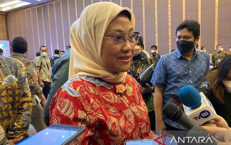 Menaker Ida Fauziyah ketika ditemui media usai acara Rembuk Nasional Perluasan Kesemptan Kerja Berbasis Kawasan 2022 di Jakarta, Jumat (11/11/2022) (ANTARA/Prisca Triferna)