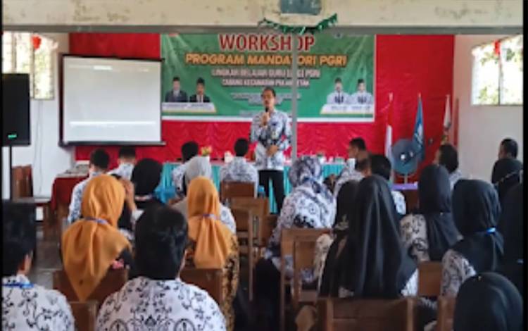 Ketua PGRI Kapuas, Kadeni saat berikan arahan dalam kegiatan lingkar belajar guru di Pulau Petak. (FOTO: IST)