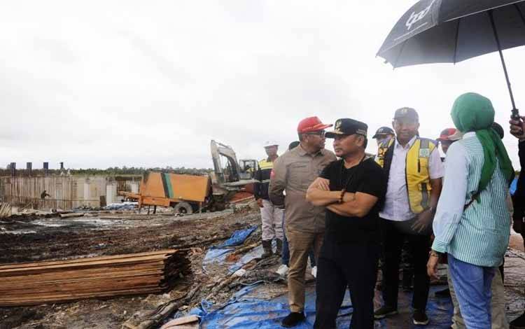 Gubernur Kalteng Sugianto Sabran dan jajaran meninjau pembangunan infrastruktur irigasi Food Estate di Kecamatan Dadahup, Kabupaten Kapuas, (18/11). (ANTARA/HO-Diskominfosantik Kalteng)