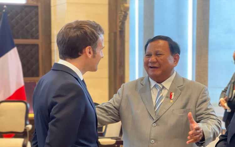 Menteri Pertahanan (Menhan) RI Prabowo Subianto saat berbincang dengan Presiden Prancis Emmanuel Macron usai pertemuan bilateral di sela KTT G20 di Bali, Selasa (15/11/2022). ANTARA/HO-Tim Media Prabowo Subianto