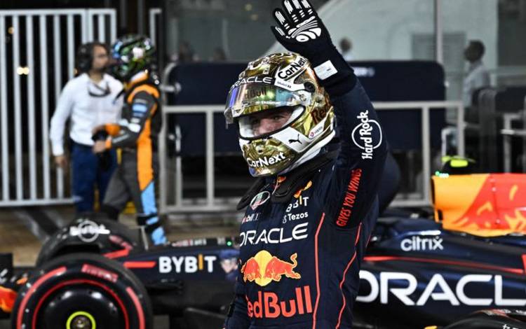 Pebalap tim Red Bull Max Verstappen melakukan selebrasi setelah merebut pole position pada kualifikasi Grand Prix Abu Dhabi, SIrkuit Yas Marina. (19/11/2022) (ANTARA/AFP/BEN STANSALL)