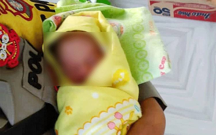 Bayi laki-laki berusia 2 hari yang ditemukan dalam kardus di sebuah langgar di Tamiang Layang. (FOTO: IST)