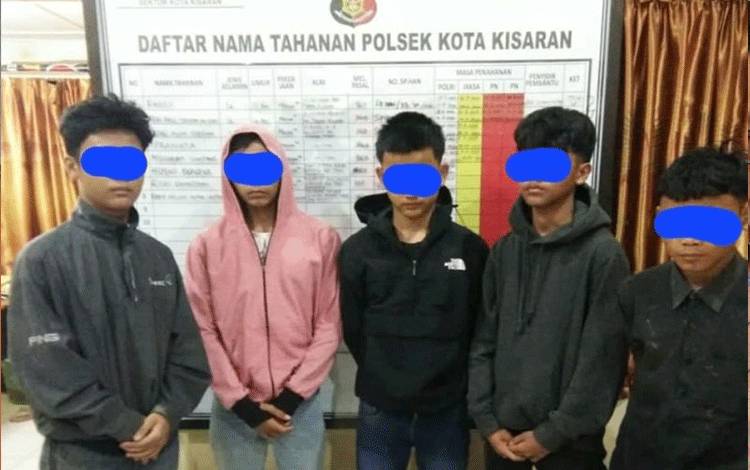Lima remaja diduga anggota geng gladiator yang ditangkap polisi. (ANTARA/HO-Polsek Kota Kisaran)