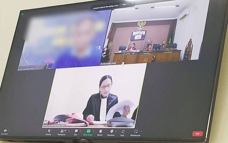 Terdakwa (kiri atas) saat menjalani sidang tuntutan yang dibacakan oleh Jaksa (Bawah) secara virtual di Pengadilan Negeri Palangka Raya, Senin, 21 November 2022.