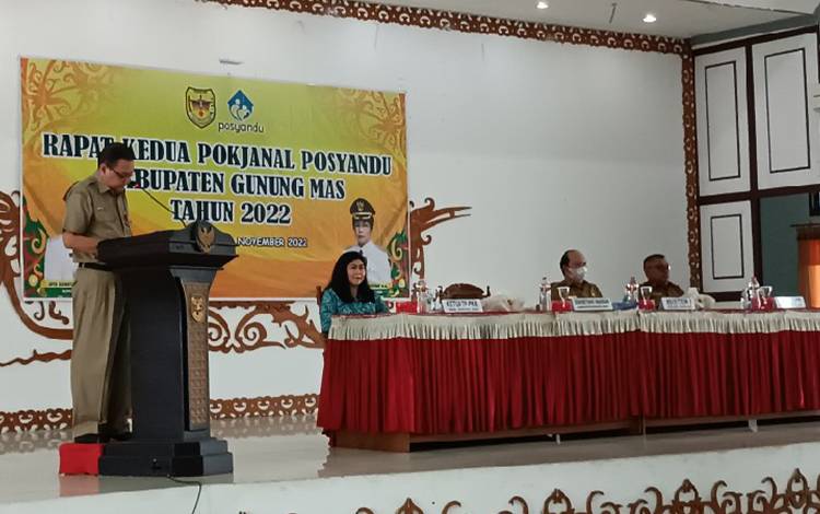 Sekretaris Daerah Kabupaten Gunung Mas Yansiterson saat memberikan sambutan di rapat kedua pokjanal Posyandu yang dilaksanakan di GPU Damang Batu Kuala Kurun, Senin, 21 November 2022. (FOTO: RISKA YULYANA)