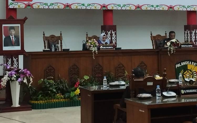 Wakil Wali Kota Hj Umi Mastikah mengikuti paripurna DPRD sekaligus menyampaikan tanggapan atas pandangan umum fraksi. (FOTO: HENDRI)