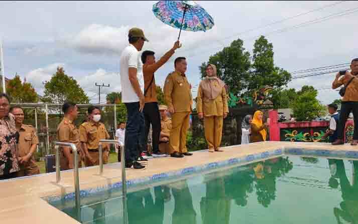 Bupati Kotim, Halikinnor saat meresmikan kolam renang milik SMPN 4 Sampit, Senin, 21 November 2022.