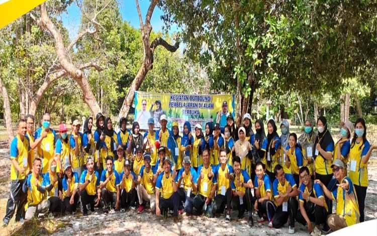 Pegawai BKPSDM Kota Palangka Raya saat belajar di alam terbuka dengan tema membangun tim efektif. (FOTO: BKPSDM)