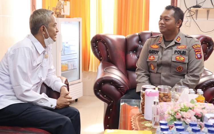 Kapolres Seruyan AKBP Gatot Istanto saat berbincang akrab bersama komisioner Bawaslu Seruyan (FOTO: POLRES SERUYAN)