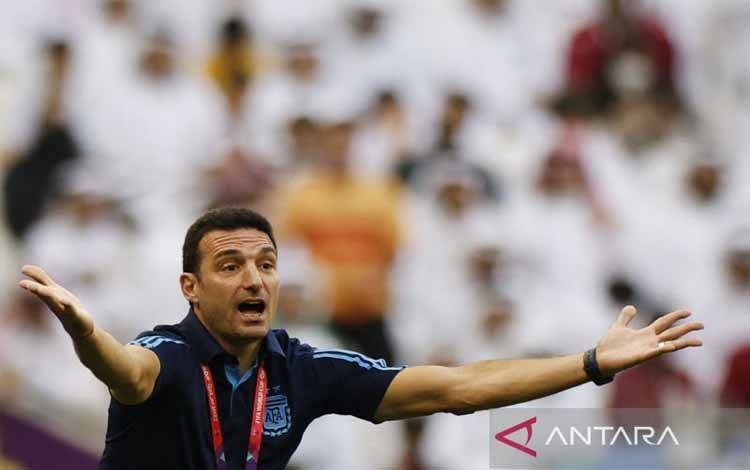 Gestur pelatih timnas Argentina Lionel Scaloni saat pertandingan Grup C Piala Dunia melawan Arab Saudi di Lusail Stadium, Doha pada 22 November 2022. ANTARA/AFP/KHALED DESOUKI