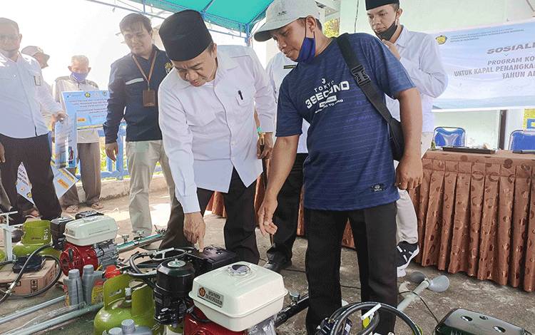 Bupati Seruyan Yulhaidir bersama perwakilan nelayan saat melihat langsung bantuan mesin yang telah di konversi ke gas untuk nelayan setempat (Foto : FAHRUL)