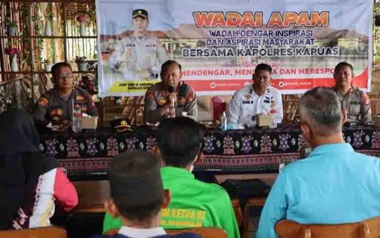 Suasana saat Kapolres Kapuas AKBP Qori Wicaksono silaturahmi dengan para tokoh di Kecamatan Bataguh, Rabu, 23 November 2022. (FOTO: IST)