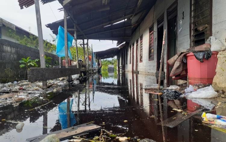 Kondisi rumah yang berada di wilayah Mendawai masih kebanjiran meskipun ketinggian banjir sudah mulai turun. (FOTO: AGUS FATARONI M)