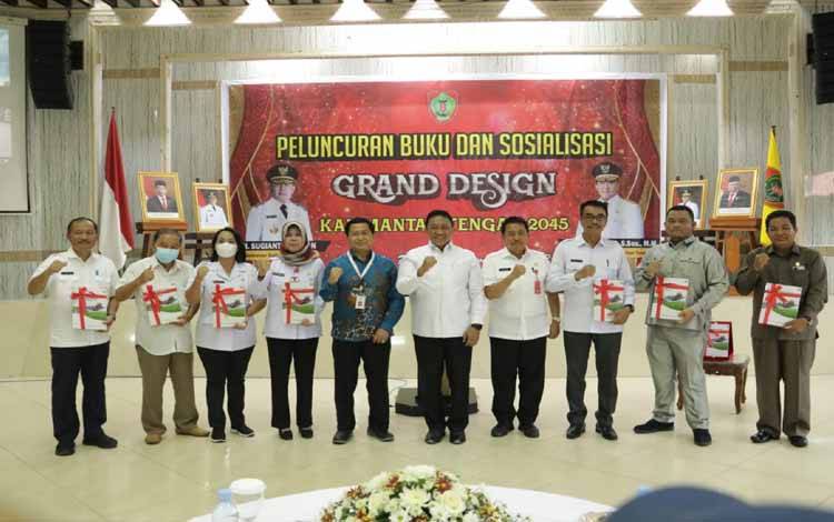 Foto bersama saat peluncuran dan sosialisasi Buku Grand Design Kalimantan Tengah 2045, di Aula Sebaguna Bappedalitbang Provinsi Kalteng, Rabu, 23 November 2022. (FOTO: IST)
