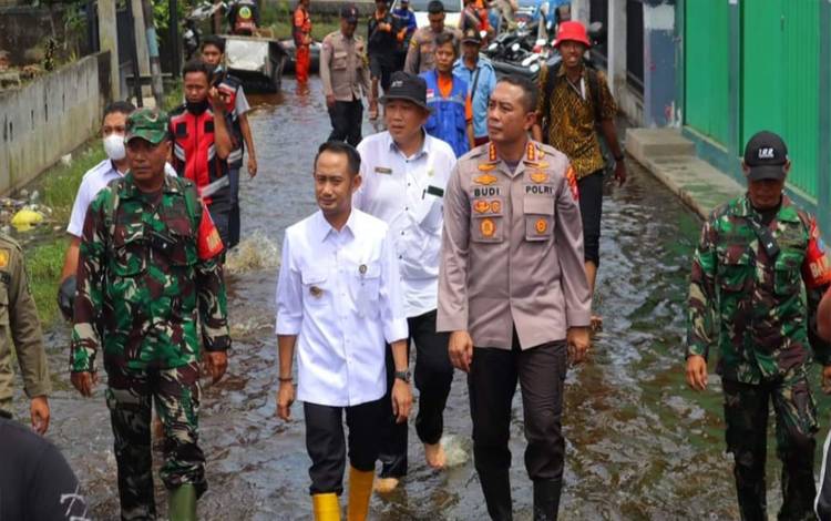 Wali Kota Palangka Raya Fairid Naparin bersama Forkopimda mengunjungi warga terdampak banjir dan memberikan bantuan sembako. (FOTO: HENDRI)