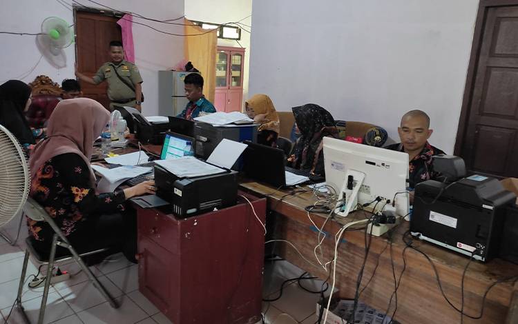 Kesibukan petugas Disdukcapil Seruyan, melakukan proses pencetakan dokumen kependudukan saat pelayanan jemput bola di Kecamatan Seruyan Tengah (FOTO: DISDUKCAPIL)