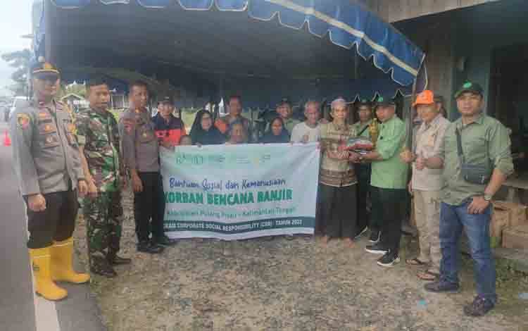 Penyaluran bantuan sosial bagi warga yang terdampak banjir oleh PT MKM anak perusahaan PT. SSMS, Tbk - CBI Group di posko banjir Desa Tumbang Nusa, Kecamatan Jabiren Raya, Kabupaten Pulang Pisau