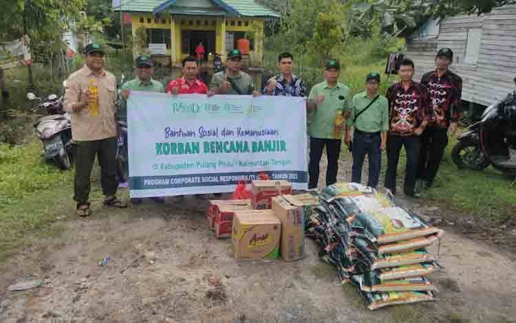 Penyerahan bantuan sosial oleh PT. MKM anak perusahaan PT. SSMS, Tbk - CBI Group bagi warga Desa Pilang, Kecamatan Jabiren Raya, Kabupaten Pulang Pisau yang terdampak banjir.