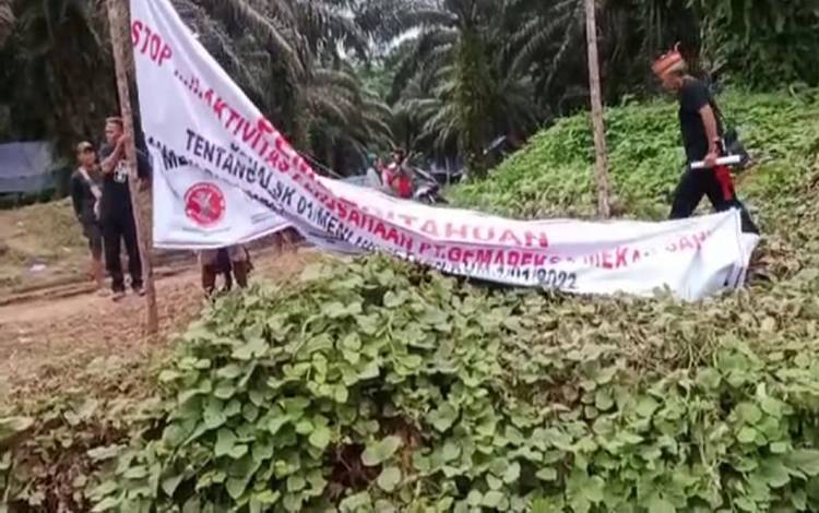 Pelepasan spanduk yang disaksikan jajaran Polri, TNI, dan tokoh masyarakat di lokasi PT. Gemareksa Mekarsari