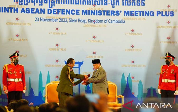Menteri Pertahanan (Menhan) Prabowo Subianto saat menerima penetapan Indonesia sebagai tuan rumah Forum Menhan Se ASEAN atau ASEAN Defence Minister Meeting (ADMM) 2023 pada ADMM Retreat ADMM Plus ke-9 di Siem Reap, Kamboja, Rabu (24/11/2022). ANTARA/HO-Tim Media Prabowo Subianto