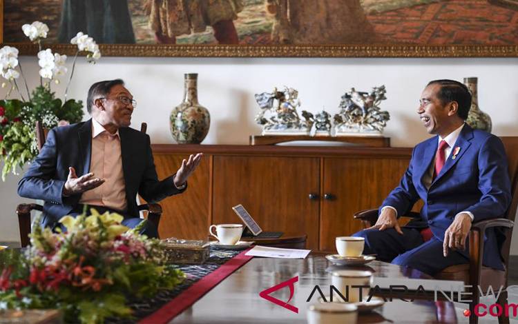 Presiden Joko Widodo (kanan) menerima kunjungan pemimpin Partai Keadilan Rakyat Malaysia Anwar Ibrahim (kiri) di Istana Bogor, Jawa Barat, Kamis (30/8/2018). (ANTARA FOTO/Hafidz Mubarak A)
