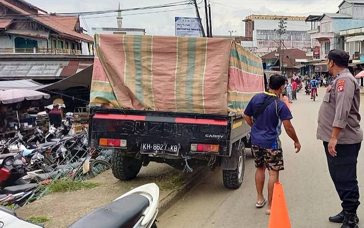 Kondisi lalu lintas yang padat di sekitar Pasar Ampah Kabupaten Barito Timur, Jumat, 25 November 2022. (FOTO: IST)