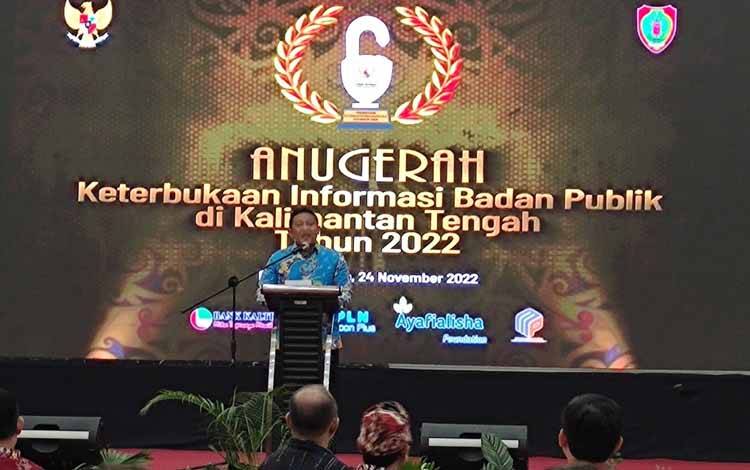Wakil Gubernur Kalimantan Tengah, Edy Pratowo saat membacakan sambutan gubernur dalam malam penganugerahan keterbukaan informasi di Bahalap Hotel, Kamis malam, 24 November 2022. (FOTO: HERMAWAN)