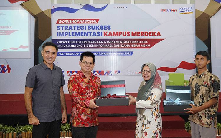 Ilustrasi Foto: Penyerahan Hadiah Laptop oleh Wikan Sakarinto saat Seminar, kepada Pemenang Kompetisi SEVIMA