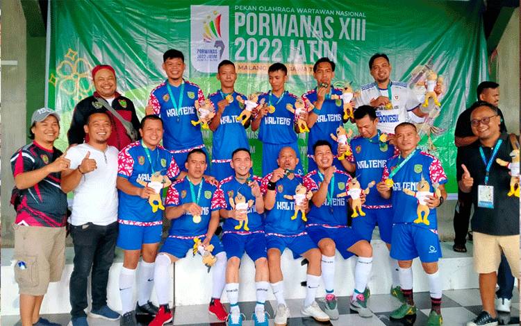 Tim Futsal PWI Kalteng setelah berhasil meraih emas pada Porwanas Malang Raya.