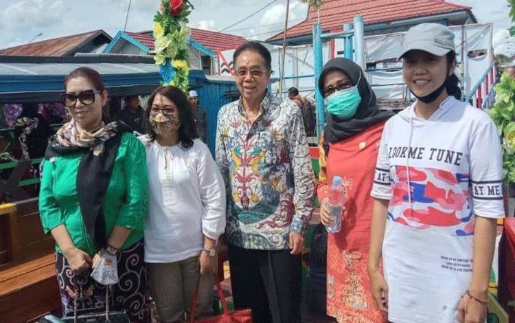 Anggota Komisi III DPRD Kalteng, Duwel Rawing (tengah) bersama anggota lainnya saat melaksanakan kunjungan kerja. (FOTO: ISTIMEWA)