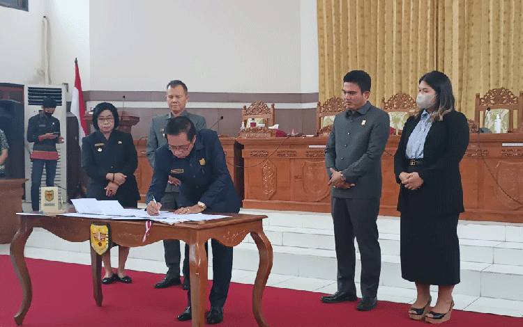Ketua DPRD Gunung Mas Akerman Sahidar menandatanganj persetujuan bersama terhadap Rancangan Peraturan Daerah (Raperda), Jumat, 25 November 2022.(FOTO: RISKA YULYANA)