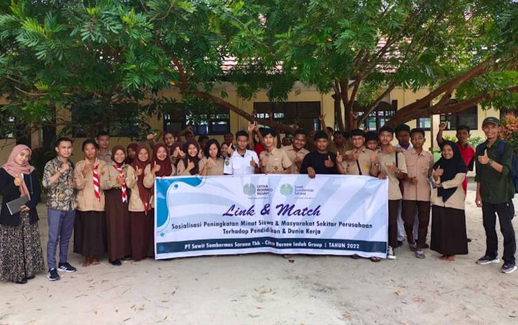 Suasana foto bersama pada kegiatan Link & Match, sosialisasi peningkatan minat siswa dan masyarakat sekitar perusahaan terhadap pendidikan dan dunia kerja yang digelar PT SSMS, Tbk - CBI Group. (FOTO: WAHYU KRIDA)