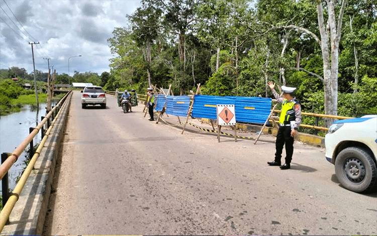Petugas Satuan lalu Lintas Polres Seruyan saat bersiaga melakukan pengaturan arus lalu lintas di lokasi jembatan layang DesaAsam Baru (Foto: Satlantas Polres Seruyan)