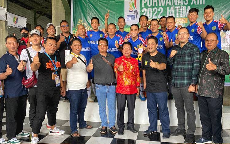 Ketua DPRD Provinsi Kalteng Wiyatno beraama sejumlah anggota DPRD lainnya saat berfoto bersama atlet futsal dan pengurus PWI Kalteng usai meraih medali emas.