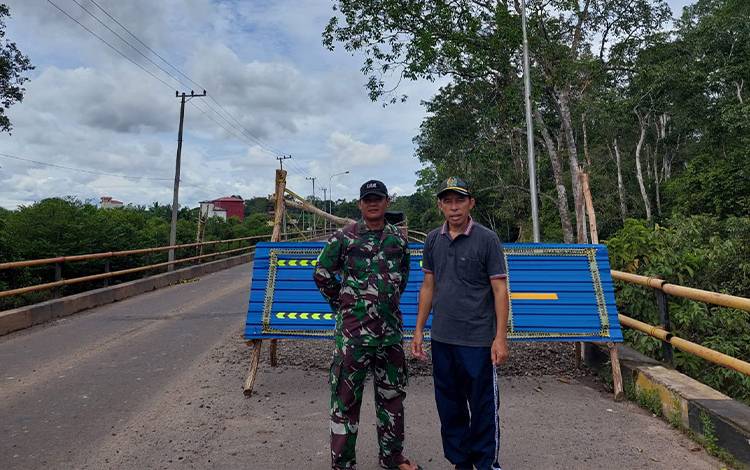 Wakil Ketua II DPRD Seruyan, Muhammad Aswin saat berada di lokasi titik kerusakan pada jembatan layang Desa Asam Baru, Sabtu, 26 November 2022 siang. (FOTO: IST)