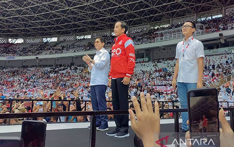 Presiden Joko Widodo (Jokowi) (tengah) menghadiri kegiatan Nusantara Bersatu, di Stadion Gelora Bung Karno, Jakarta, Sabtu, (26/11/2022). ANTARA/Melalusa Susthira K/pri.