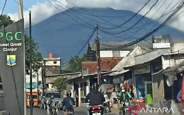 Gunung Gede terlihat dari pusat kota Cianjur, Jawa Barat.(ANTARA/Ahmad Fikri) (Ahmad Fikri)