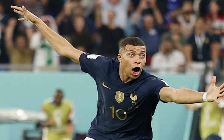 Striker Prancis Kylian Mbappe merayakan gol keduanya dalam pertandingan Grup D Piala Dunia 2022 antara Prancis dan Denmark di Stadion974 di Doha, Qatar, 26 November 2022. (REUTERS/KIM HONG-JI)