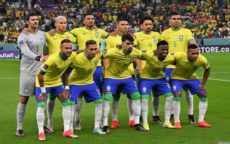 Tim nasional Brasil melakukan foto tim sebelum pertandingan perdana Grup G Piala Dunia 2022 melawan Serbia di Lusail Stadium, Doha pada 24 November 2022. ANTARA/AFP/NELSON ALMEIDA