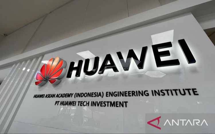 Logo Huawei yang terlihat di Huawei ASEAN Academy di CIBIS Park, Jakarta Selatan, Rabu (23/11/2022). (ANTARA/Arnidhya Nur Zhafira)