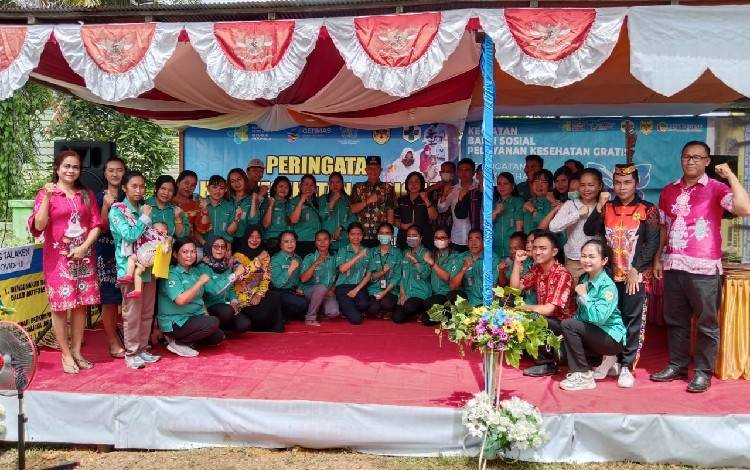 Bupati Gunung Mas Jaya S Momong (tengah) bersama dengan Wakil Bupati Efrensia L.P Umbing, Anggota DPRD Binartha, tenaga kesehatan di Puskesmas Tumbang Talaken, dan lainnya. (FOTO: PUSKESMAS TUMBANG TALAKEN)